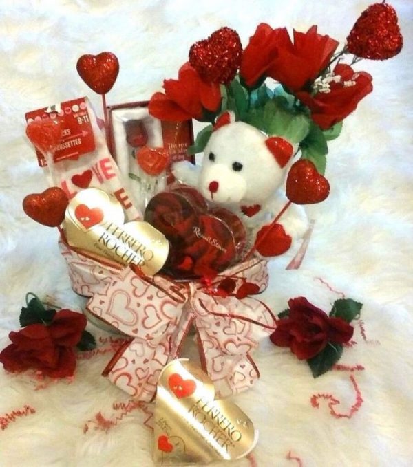 Perfect-Women-Valentines-Gift-Basket-Ferrero-Rocher-Chocolates-Bouquet-Roses-0