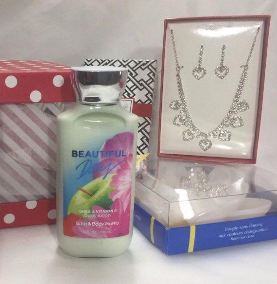 Ladies-Gift-Basket-Beautiful-Bath-And-Body-Lotion-Cluster-Heart-Necklace-Set-0