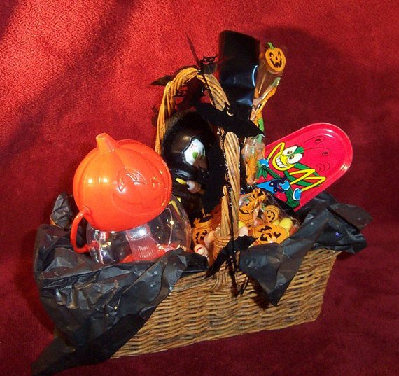 Vintage-Halloween-Gift-Basket-or-Centerpiece-with-Pumpkin-Lantern-Tin-Spinner-N-0